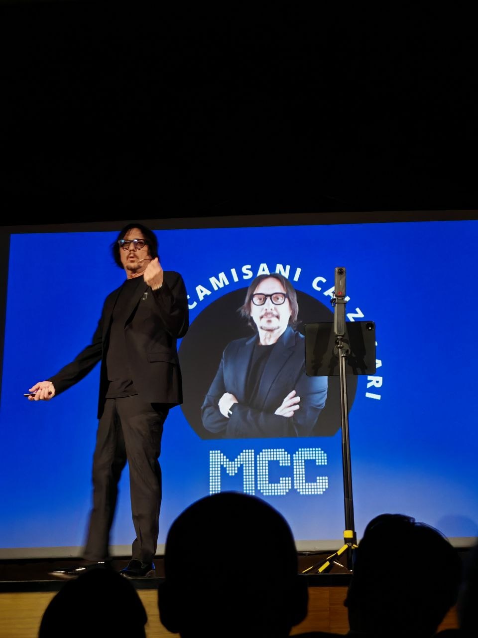 Marco Camisani Calzolari sul palco al Cineteatro Guerrieri di Matera durante l'intervento su intelligenza artificiale e decisioni aziendali
