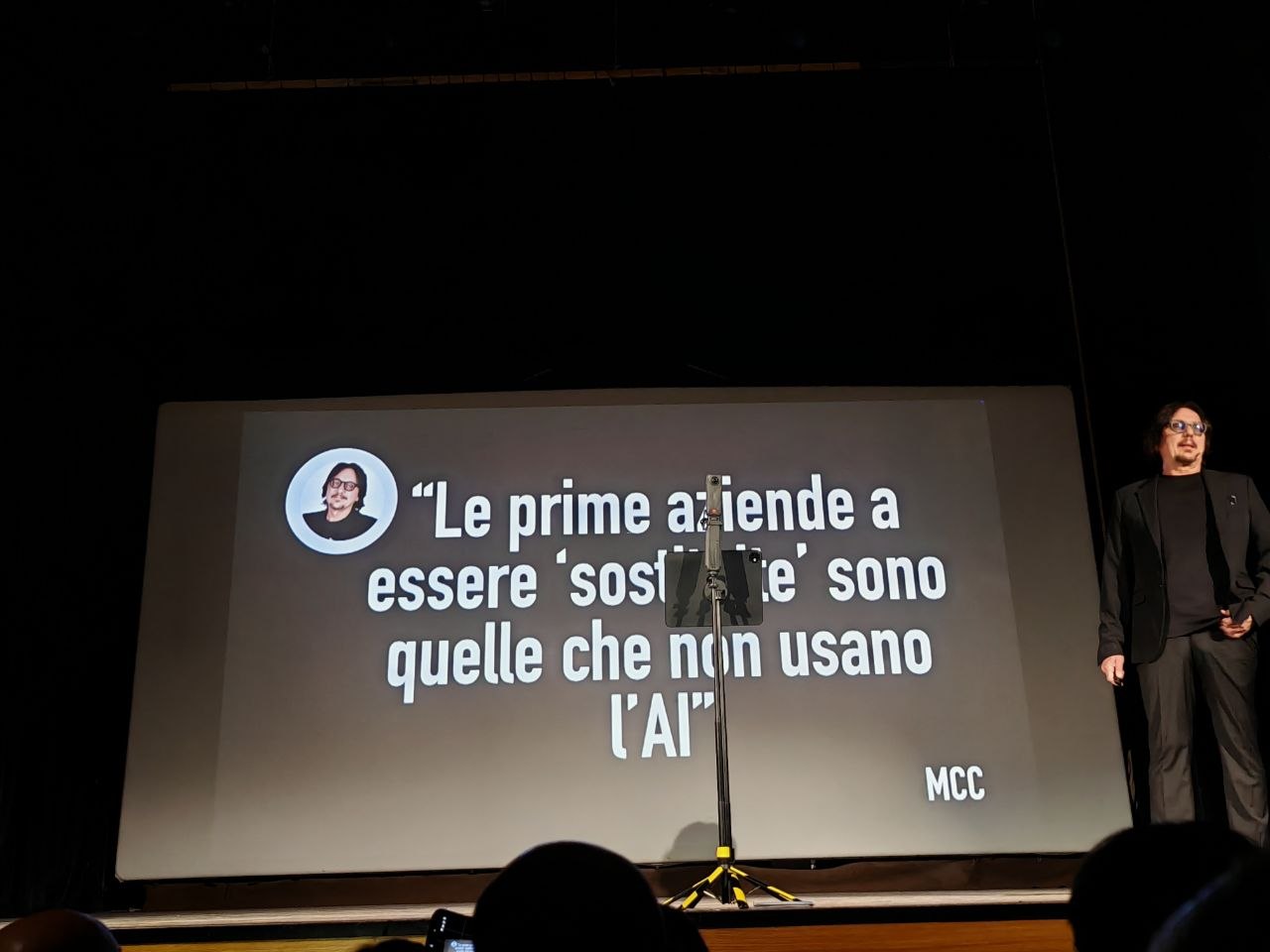 Slide di Marco Camisani Calzolari a Matera con la frase: le prime aziende a essere sostituite sono quelle che non usano l'AI