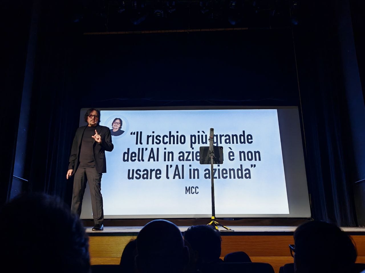 Marco Camisani Calzolari a Matera accanto alla slide: il rischio più grande dell'AI in azienda è non usare l'AI in azienda